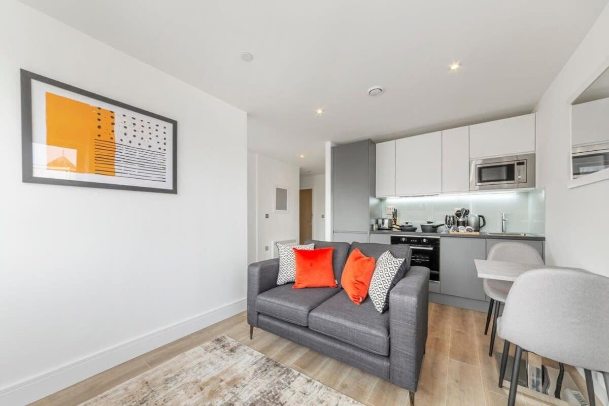 Bright Contemporary Studio In Ист-Гринстед Экстерьер фото