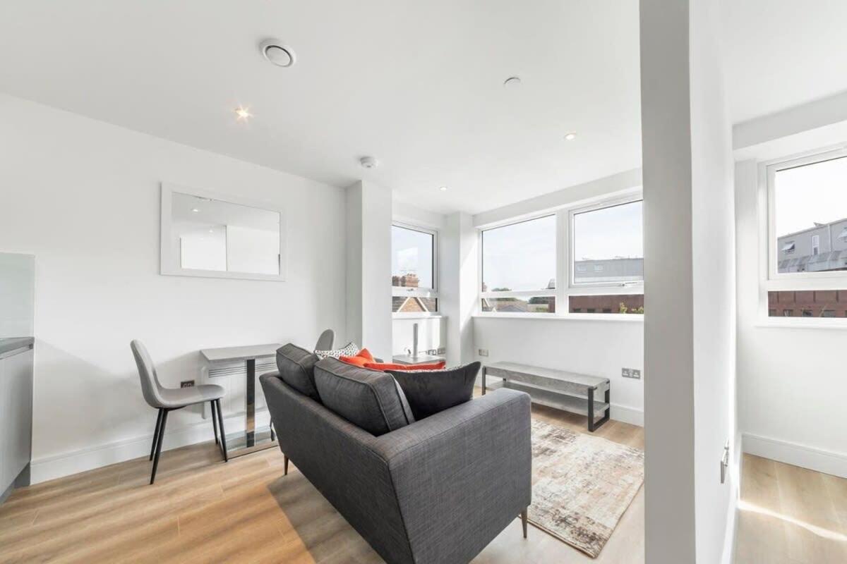 Bright Contemporary Studio In Ист-Гринстед Экстерьер фото